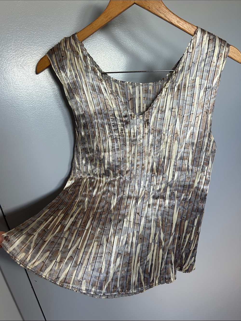 Sleeveless Iridescent Satin Pleated Tank Top - Silver Taupe